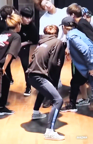 김재환 얼굴보라니까 허벅지근육만 보는 헬스장관장 밉다😂 | 인스티즈