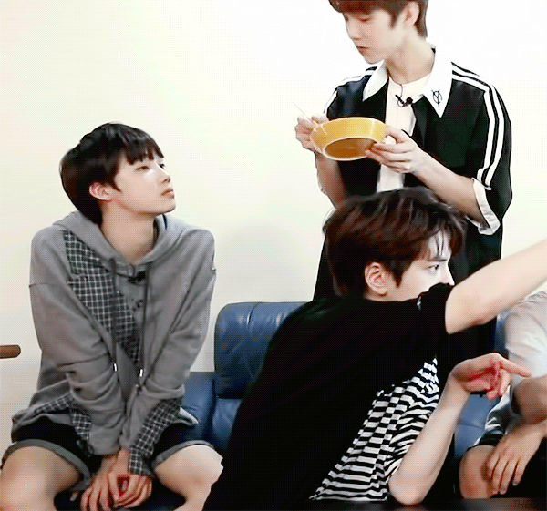 더보이즈 큐뉴가 떡볶이 먹을 때 | 인스티즈