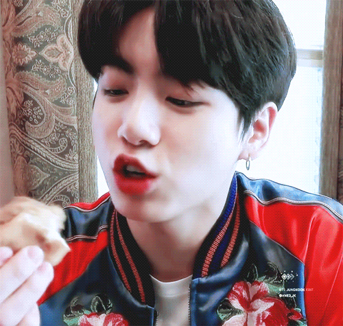 뭐 먹는 정국이 진짜 너무 귀여워서 핫도그 백개 사주고싶어 | 인스티즈