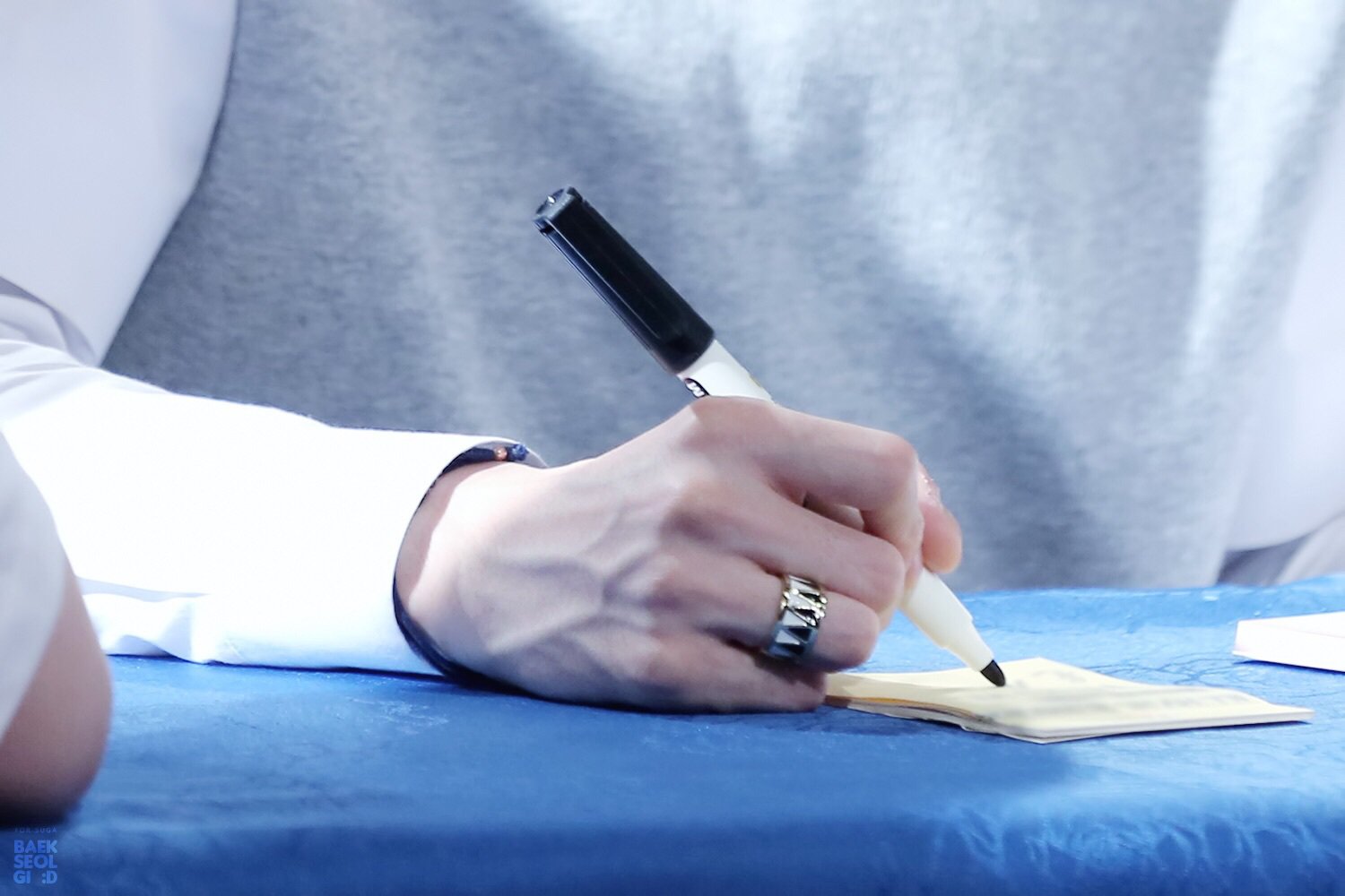 방탄 슈가 막내노는데 이거 뭔데좋짘ㅋㅋㅋㅋㅋㅋㅋㅋ | 인스티즈