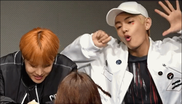 방탄 뷔 팬싸에서 팬이 자기한테 안 넘어오니까 잔망부리는 거 봐.. | 인스티즈