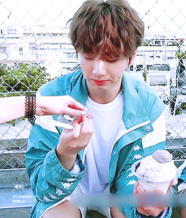 입으로 비닐 먹는 남자아이돌 멤버 | 인스티즈