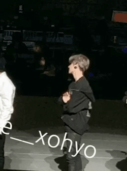 ㄱ 가만히 서있던 사람 목에 진짜 뜬금없이 뽀뽀하고 마주보고 웃는거 그거 | 인스티즈