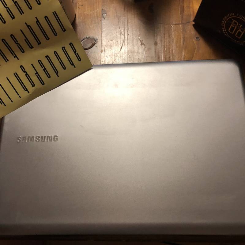 익들아! 노트북에 스티커로 이름 붙일건데 어느 위치에다 붙일까? | 인스티즈