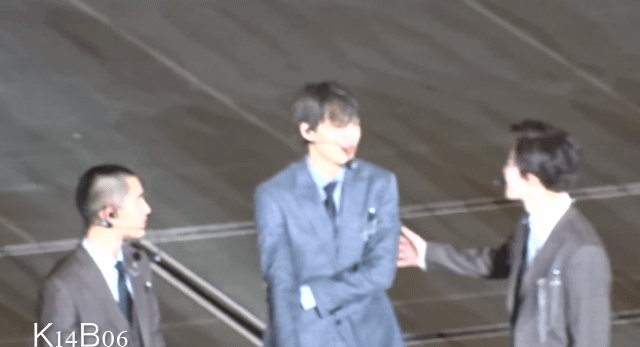 엑소 카이 안무 틀려서 울고 나서 비하인드 있엌ㅋㅋㅋㅋㅋㅋㅋㅋ큐ㅠㅠㅠㅠㅠ | 인스티즈