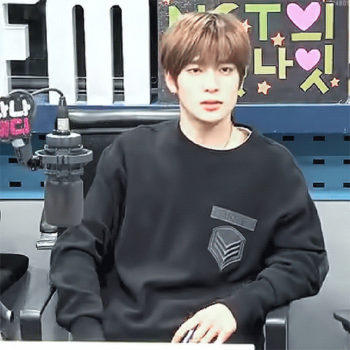 ​복근 기습 노출한 아이돌 | 인스티즈