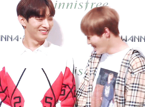 아니 하성운 멤버들 어깨에 기대는거 왤케 귀엽니ㅠㅠㅠ | 인스티즈