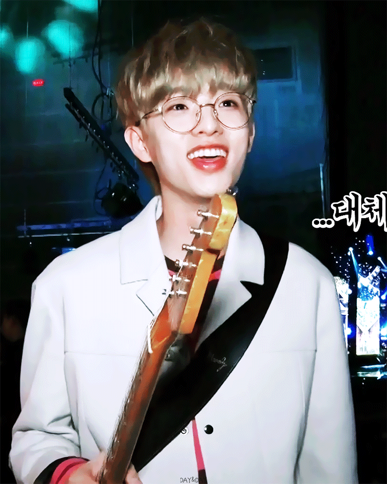 너드미가 흐르다 못해 넘치는 애 찾으면 그냥 얘 사진이나 영상 보면 됨 | 인스티즈