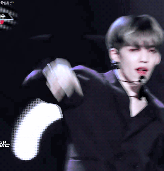 세븐틴 박수활동때 의상 맨몸+자켓이었던거 알지? 이거 에스쿱스 반응 봄?? | 인스티즈