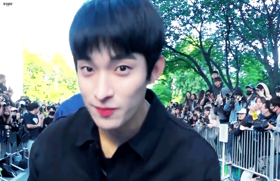 브이앱 하다가 고맙고 미안하다고 우는 아이돌 | 인스티즈