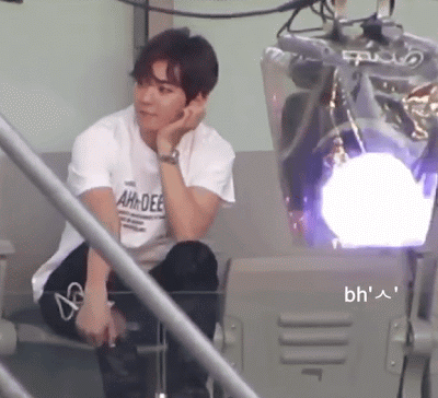 변백현 표정관리 넘 못하는데용 | 인스티즈