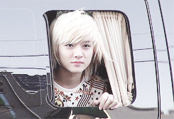 직원이 비오는 날에 우산 던지고 달려와서 너한테서 후광을 봤다며 캐스팅한 아이돌의 데뷔전 비주얼 | 인스티즈