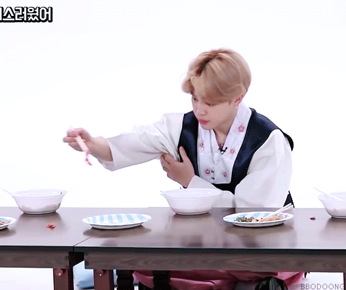 김치 떨어뜨리고 눈치보다가 줍는 지민이 개귀여워 | 인스티즈