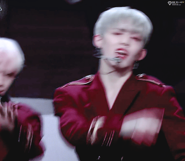 세븐틴 박수활동때 의상 맨몸+자켓이었던거 알지? 이거 에스쿱스 반응 봄?? | 인스티즈