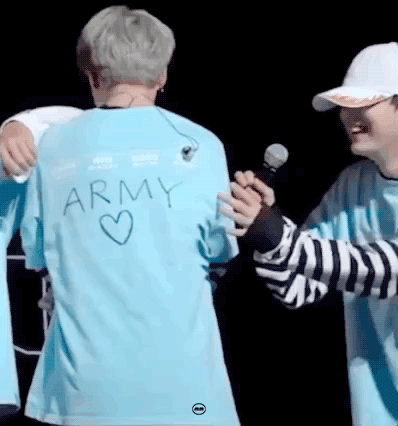 지민 뒤통수랑 슈가 불가사리 같은 손 너무 귀엽따... | 인스티즈