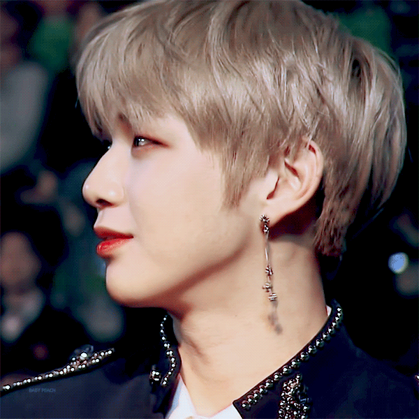 진짜 턱 보험들어야하는 남돌 둘 | 인스티즈