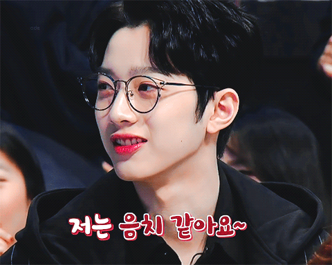 화려한 얼굴에 두꺼운 안경을 더하면? | 인스티즈