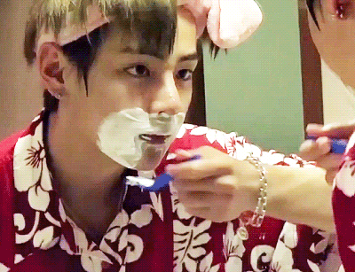 일회용 면도기 쓰는데 왜이리 조각같니... | 인스티즈