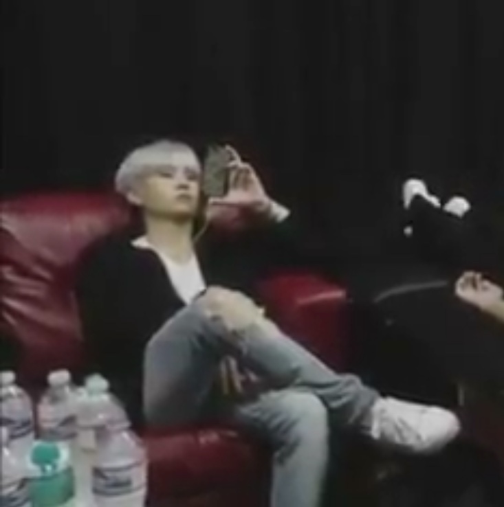 방탄 슈가로 알아보는 손 큰 남자의 폰 잡는 방법 | 인스티즈