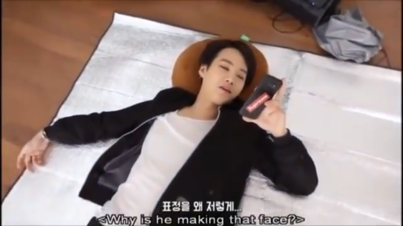 방탄 슈가로 알아보는 손 큰 남자의 폰 잡는 방법 | 인스티즈