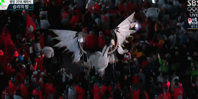 모두의 예상을 깬 폐막식 깜짝 가수.gif | 인스티즈