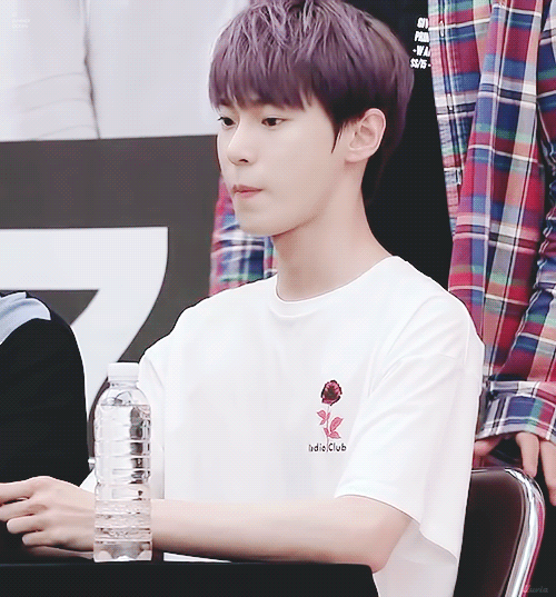 팬들이 한 멤버에게 유독 오바떠는 이유ㅋㅋㅋㅋ.gif | 인스티즈