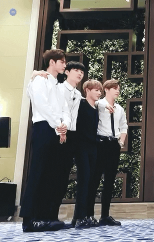 생각해보니까,, 하성운 키 큰 멤버들한테 다 갇혀봤네 | 인스티즈