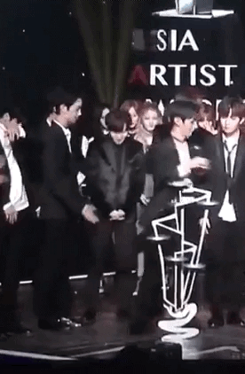 생각해보니까,, 하성운 키 큰 멤버들한테 다 갇혀봤네 | 인스티즈