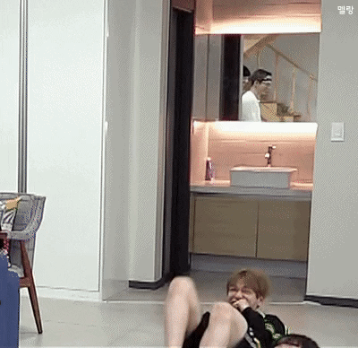 강다니엘 머리엄청쎄게박았는데 | 인스티즈