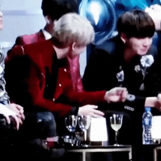 방탄 정국 울고 있는데 주변 사람들 너무 한다 | 인스티즈