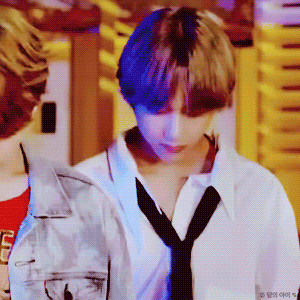 [잡담] 뷔 얼굴만 보면 고양이랑 강아지 중에 무슨 상 같아?? | 인스티즈