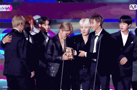 방탄 수상소감 말할 때 형라가 막라 챙기는 거 따수워 | 인스티즈