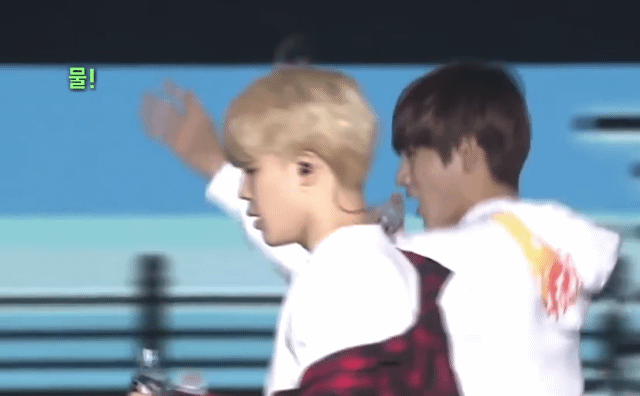 뷔,정국 물건 한손으로 무심하게 던지고 받는거 신기...💦ㄷㄷ | 인스티즈