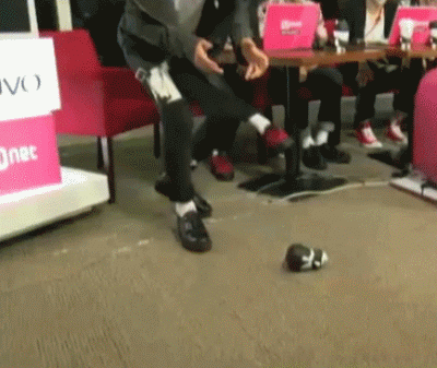 뷔 보다보면 내가 다 안절부절 못하게 되는 짤ㅋㅋㅋㅋㅋㅋ | 인스티즈