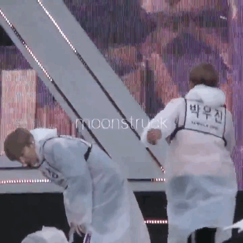 박우진 우비입고 리허설할때 ㅋㅋ | 인스티즈