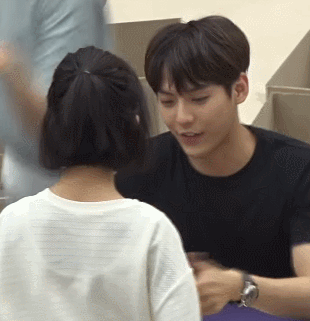 [잡담] 이민혁(비투비) 손 잡는거 멤버들이랑 멜로디한테 해주는건데 홍중님 뭐야ㅋㅋㅋㅋ | 인스티즈