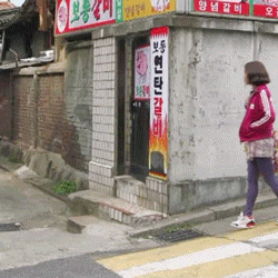 7년이 지나도 여전히 가방에 끌려다니는 아이유래ㅋㅋㅋㅋㅋ | 인스티즈