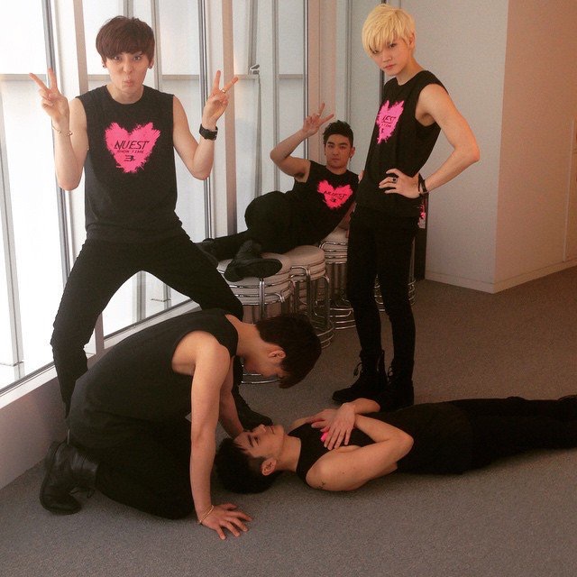 영상으로 봐야 진가를 알지만 사진으로 봐도 대유잼인 뉴이스트 웃음 테라피 모음 ㅋㅋㅋ | 인스티즈