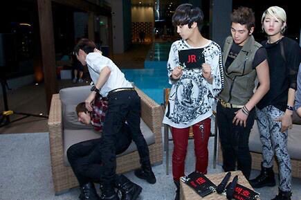 영상으로 봐야 진가를 알지만 사진으로 봐도 대유잼인 뉴이스트 웃음 테라피 모음 ㅋㅋㅋ | 인스티즈