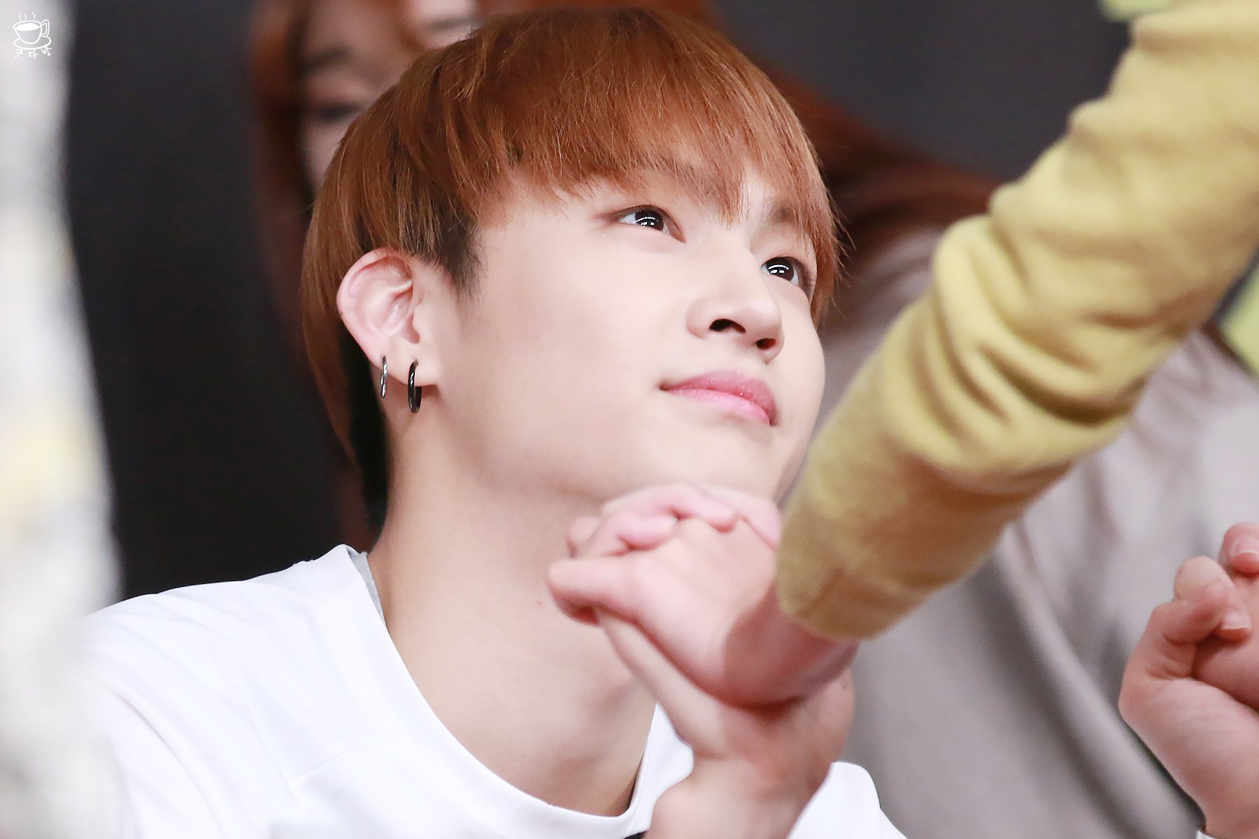 제이비 팬싸에서 팬들 올려다보고 다정하게 보는 모먼트 너무 좋아 설레 ㅠㅠㅠㅠ | 인스티즈