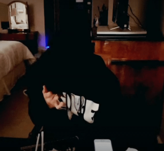 [잡담] 팬들 더 잘보려고 콘서트 도중에 렌즈 빼버리는 아이돌 어떤데 | 인스티즈