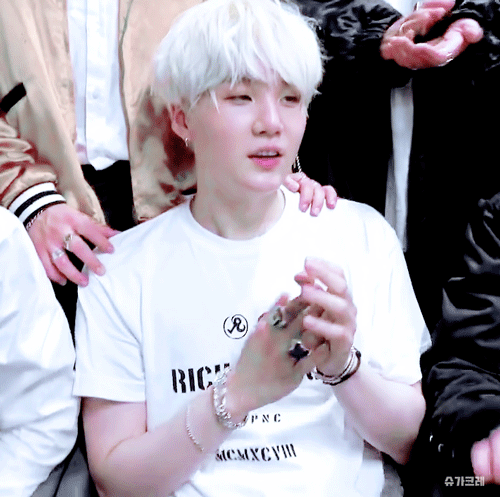 5년만에 데뷔한 방탄 슈가의 가요대전 나들이💕 | 인스티즈