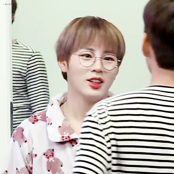 하성운 잠옷 숙소가는 줄 알고 팬이 준거 챙겼는데 우연히 제로베이스 간거 맞지?? | 인스티즈