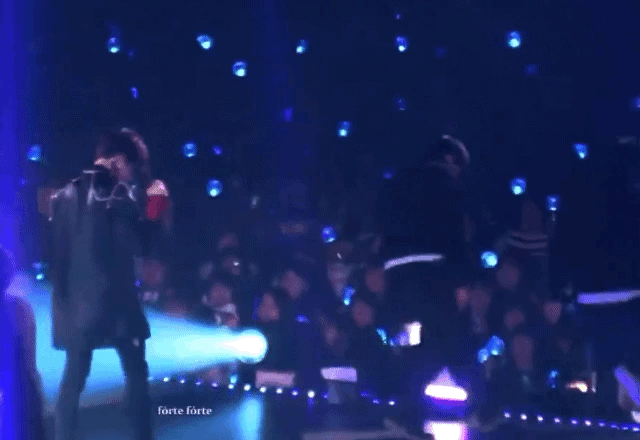 [잡담] 정국이 걸리적거리는 무대의상 걍 뜯어내는거 하앙이지 않니 | 인스티즈