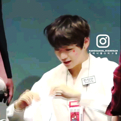 강다니엘 경호원님한테 리본해쥬세요 하는거봐ㅠㅠㅠㅠㅠㅠㅠㅠㅠ | 인스티즈