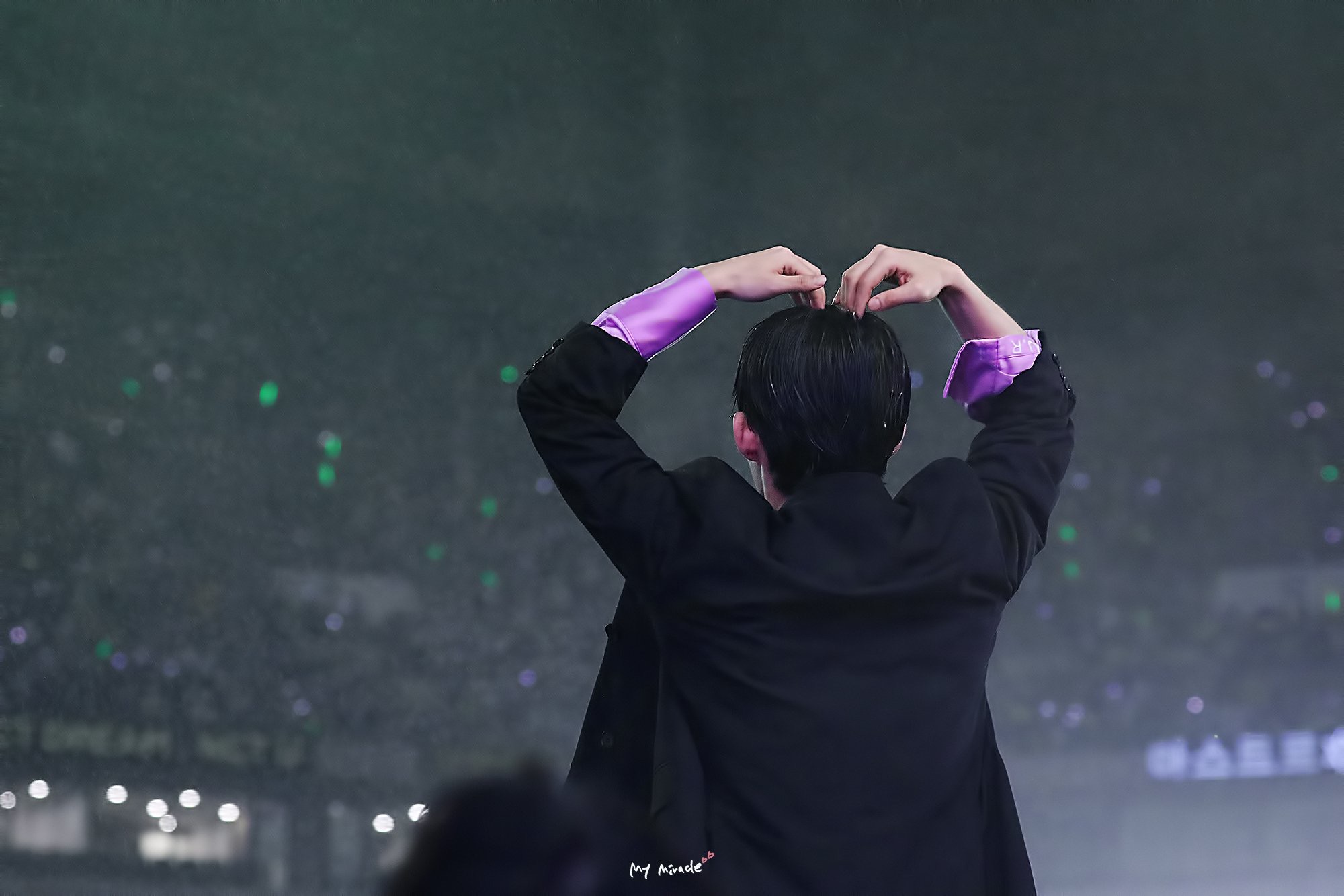 멀어서 잘 보이지도 않는 팬들한테 인사해주는 에스쿱스 | 인스티즈