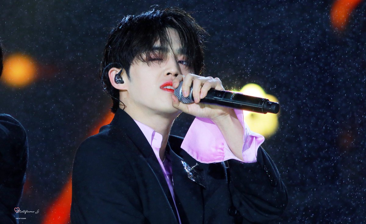 멀어서 잘 보이지도 않는 팬들한테 인사해주는 에스쿱스 | 인스티즈