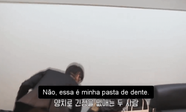 뷔,정국 물건 한손으로 무심하게 던지고 받는거 신기...💦ㄷㄷ | 인스티즈