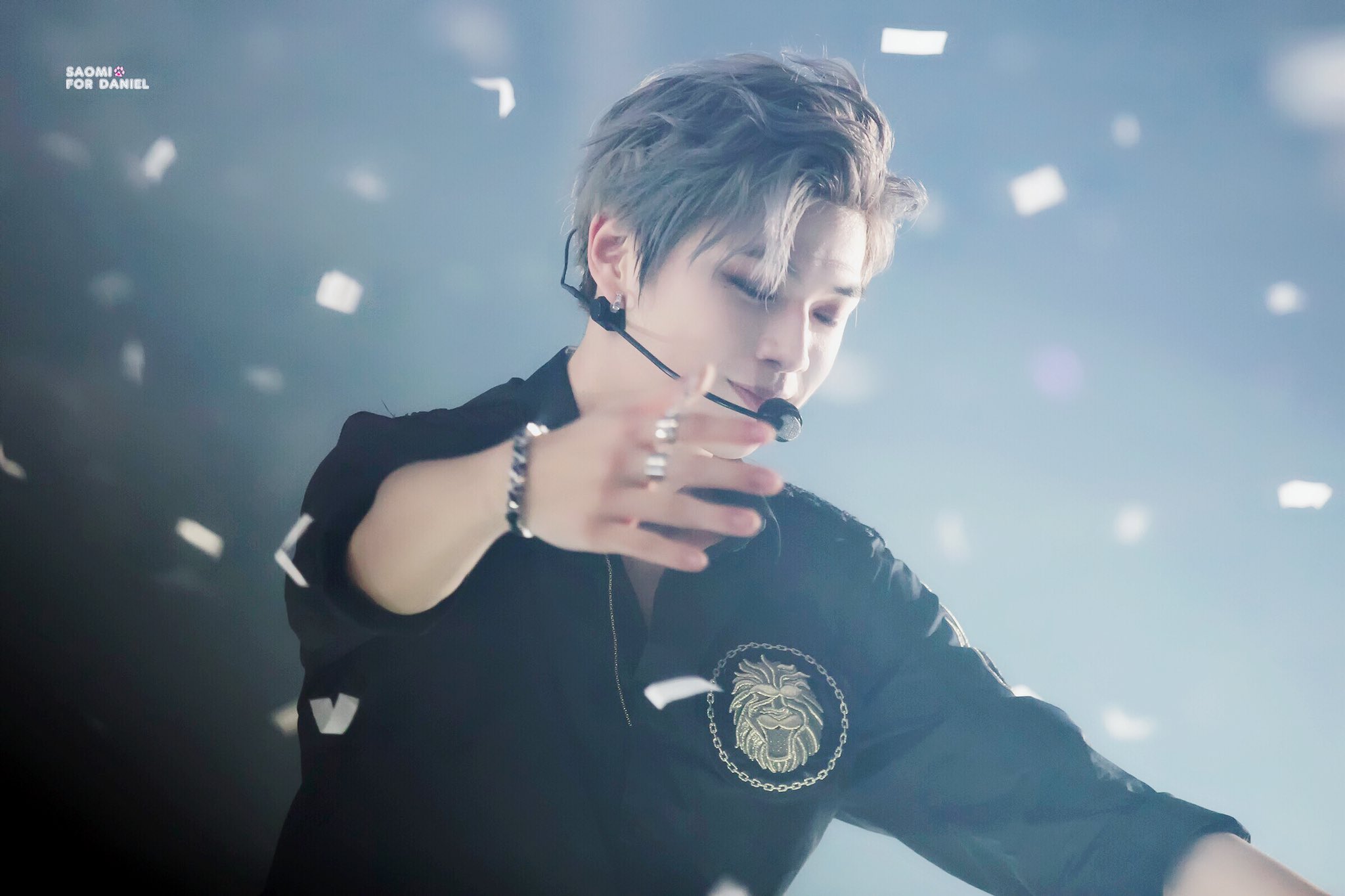 강다니엘 쏘 스윗💙🖤 | 인스티즈