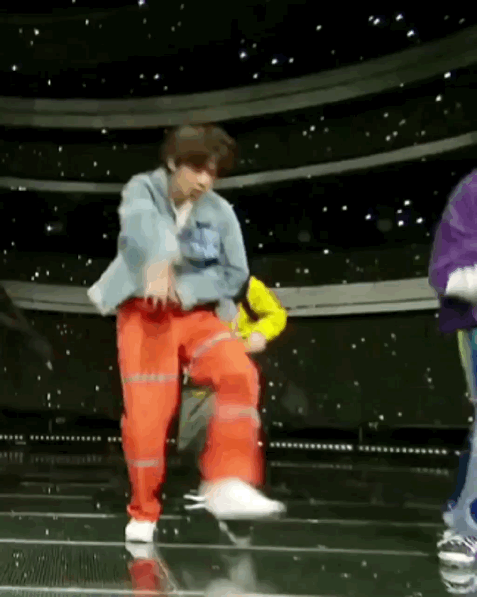 [잡담] 정국이 걸리적거리는 무대의상 걍 뜯어내는거 하앙이지 않니 | 인스티즈